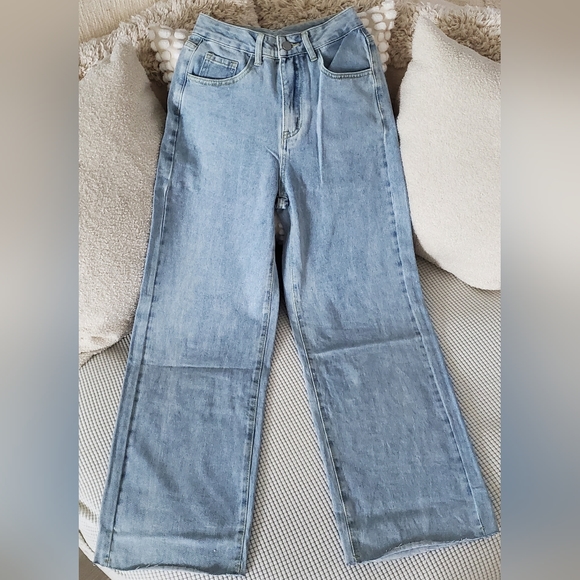 NWOT High Waisted Wide Leg Jeans | Light Wash | 26 - Picture 6 of 7